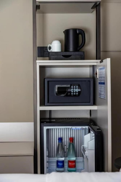 MH SUITES Plebiscito