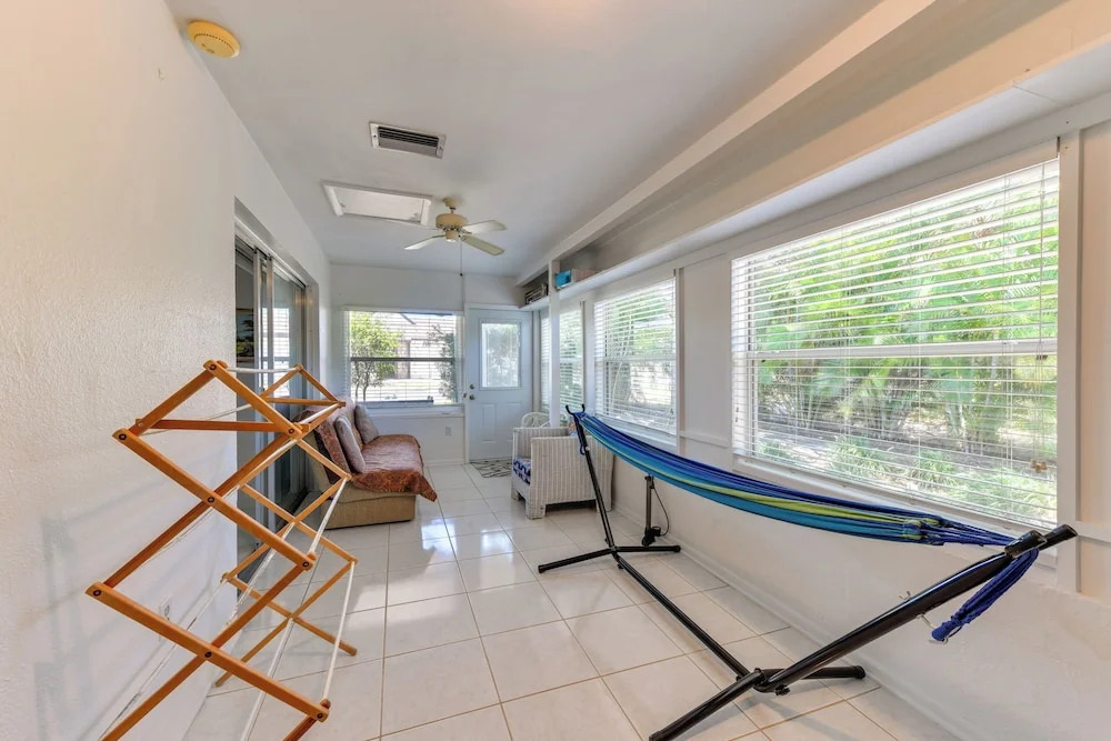 5 Mi to Venice Beach! Remote-work-ready Retreat