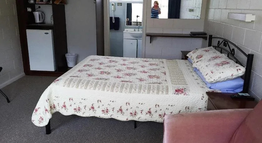 ALPINE COUNTRY MOTEL 4mile