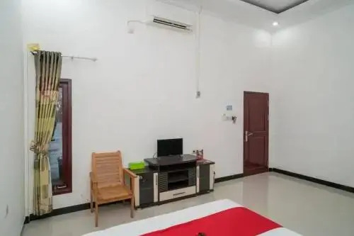 Reddoorz Plus Near Syamsudin Noor Airport