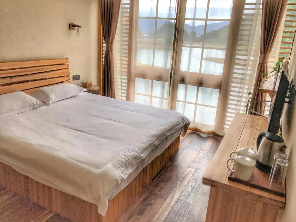 The Lake View Deyishe Resort in Thousand Island Lake