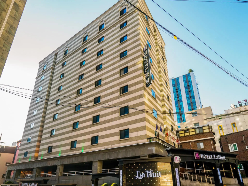 LaNuit Hotel