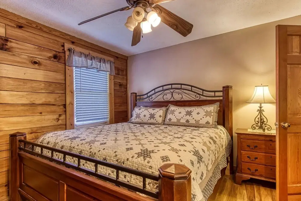 ER15 - A Bears Life Great location - Close to town! cabin