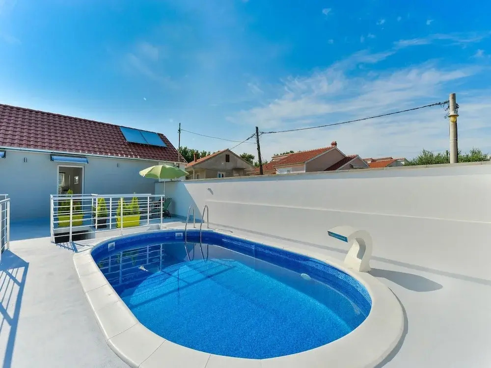 Villa Dragica mit Pool auf Terasse nur 50 m vom Meer in Privlaka, Kroatien