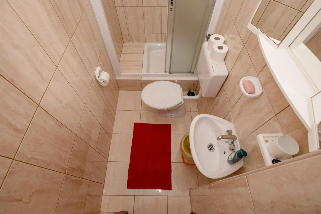 Marjetka house max 17 Pers with 2 complete kitchens, 2 garden grills, bestway swimming pool