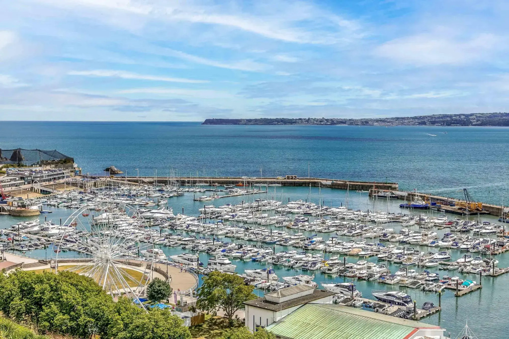 A7 Masts - Striking beachside apartment with beautiful sea views, private balcony and secure parking