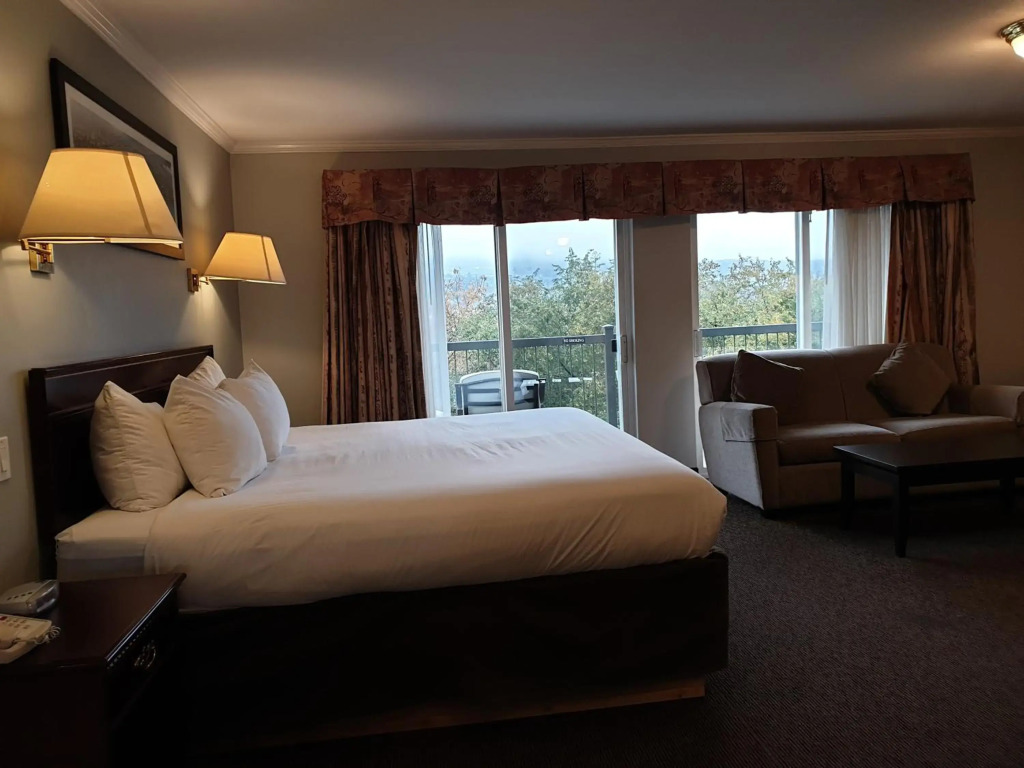 Riverland Inn & Suites