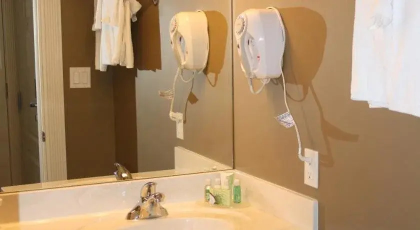 Lakeview Inn & Suites - Edson Airport West