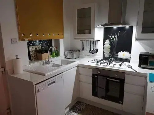 Corner House, Sleeps 8 in 4 Bedrooms, near train station, Great Value