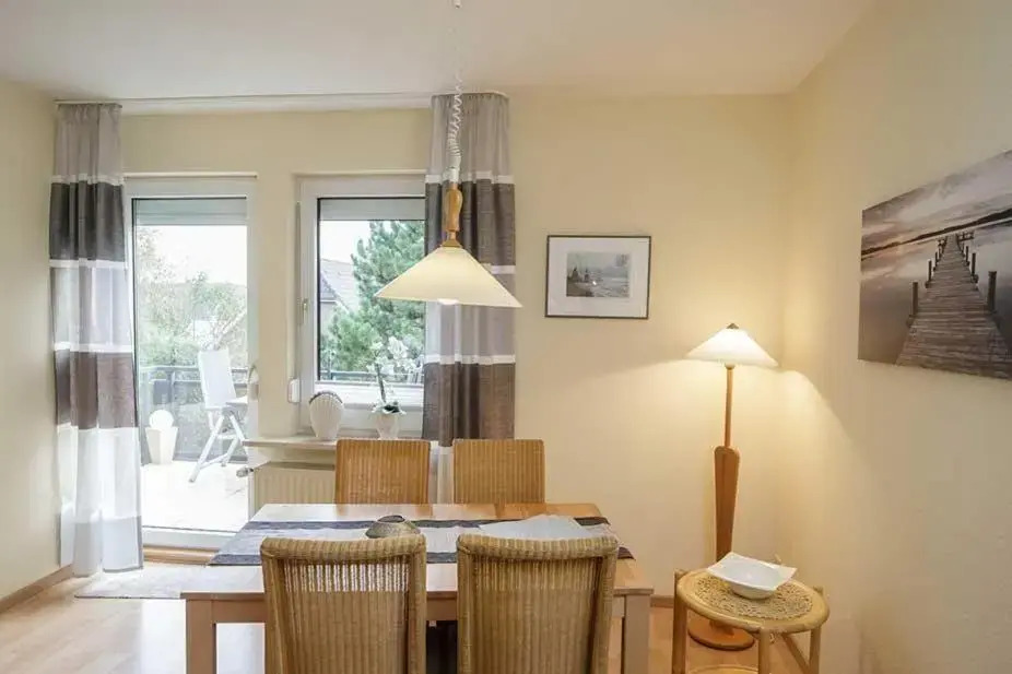 Ferienwohnung-4-mit-Sonnenbalkon-im-Landhaus-Hubertus-Duhnen