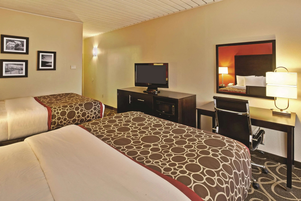 La Quinta Inn & Suites by Wyndham Elkview - Charleston NE