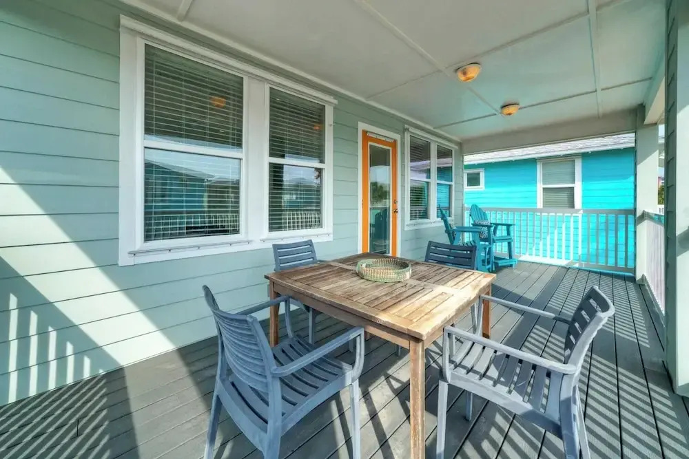 Gated Community w/ Pool 5mins to Beach Latitude Adjustment by Avantstay