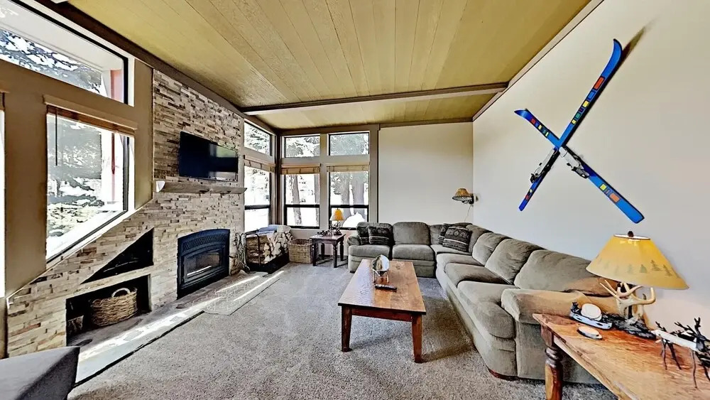 Two Bedroom Units at 1849 Condos with 3 Hot Tubs & Slopeside