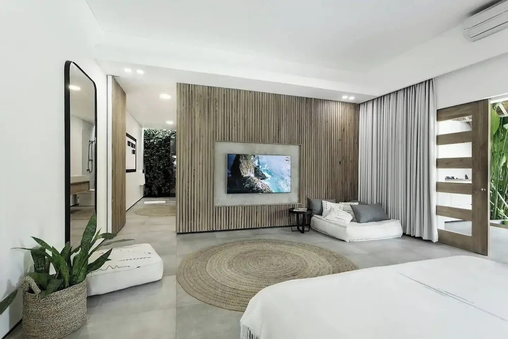Villa Q - Contemporary Pool House