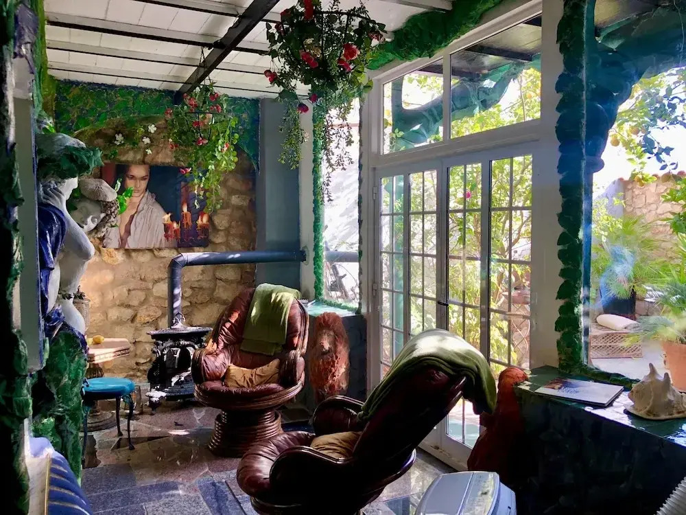 House Sleeps 4 with Private Garden