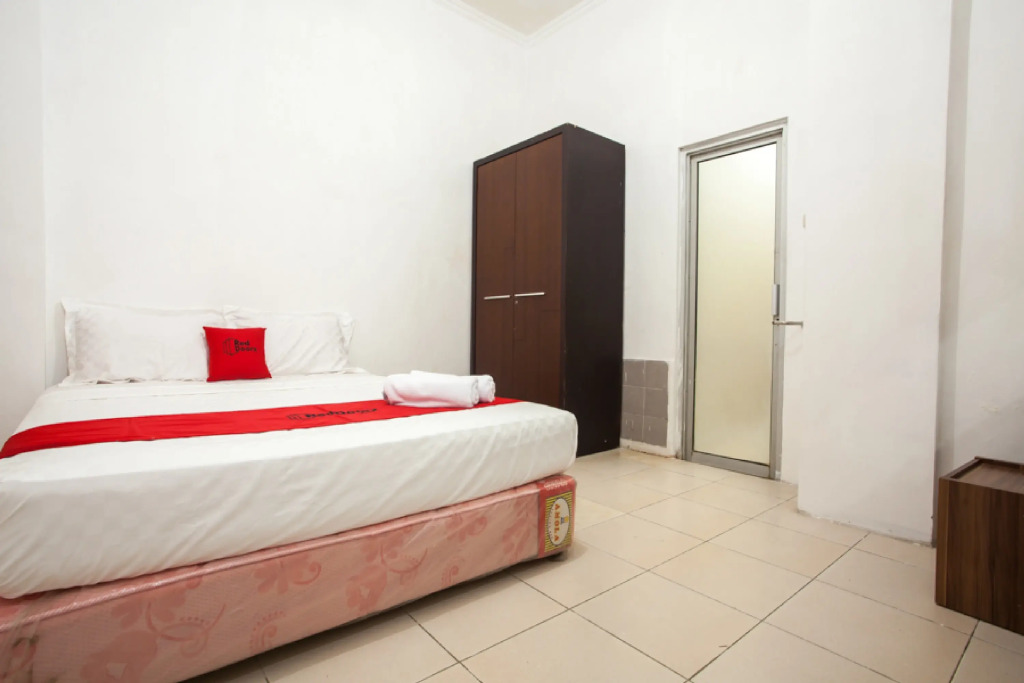 RedDoorz Syariah near Taman Bungkul