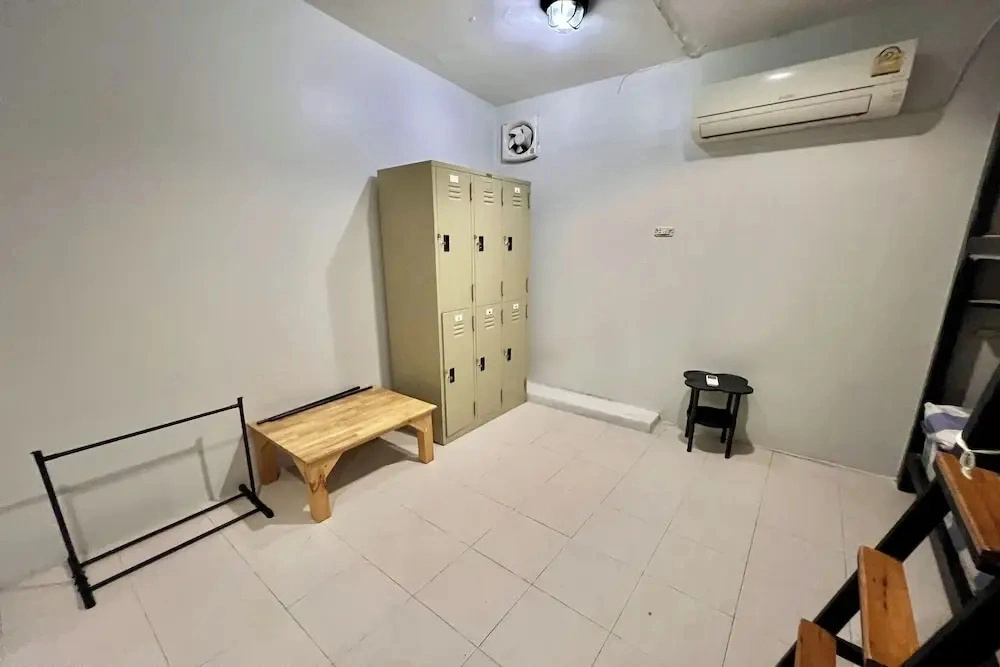 Orchid Hostel Near Bumrungrad hospital and Nana Market