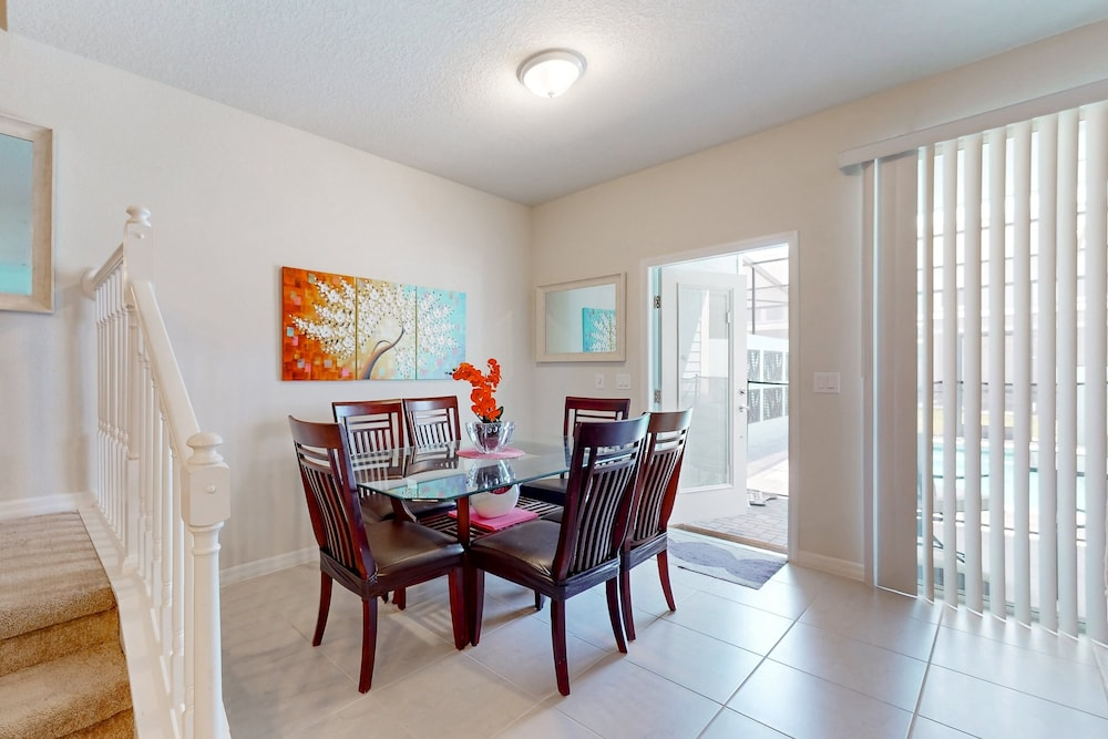 Charming Davenport House: Dog-friendly, Pool, Patio, Well-equipped Kitchen