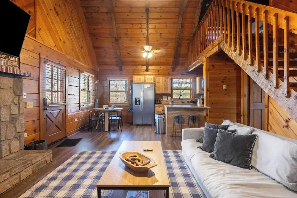 Dudley II by Avantstay Game Room + Enclosed Deck w/ Hot Tub & Views Cozy