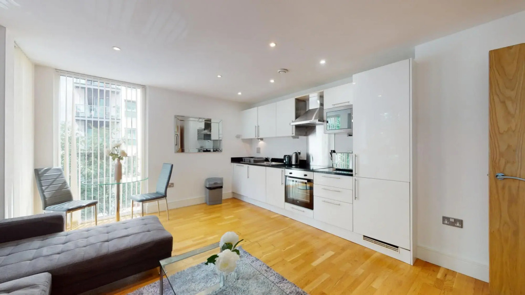 Comfy Two Bed Apartment w Balcony in Canary Wharf