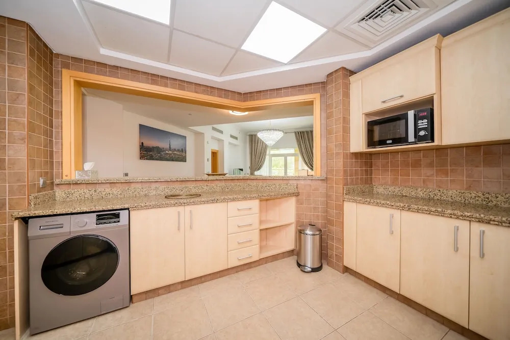 Luton Vacation Homes - Shoreline Apartment, Beach Access