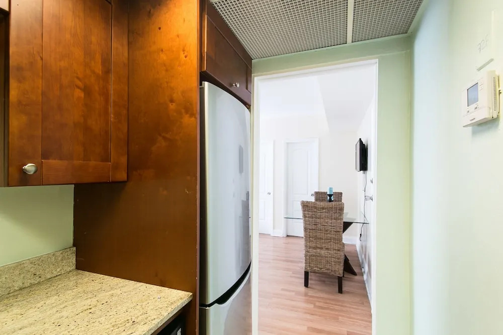 2 bedrooms on Collins Ave and 8th Street