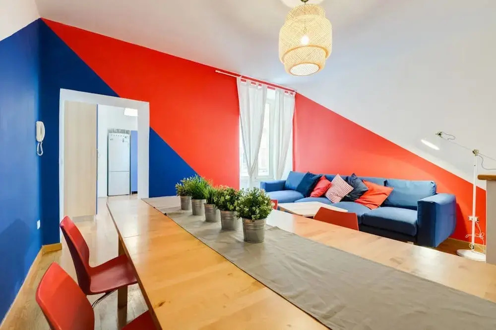 Extra Large Colorful Flat in Central Location!