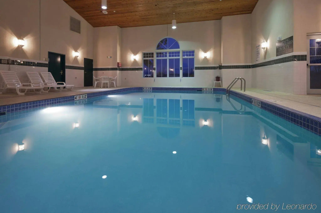 Country Inn & Suites by Radisson, Fond du Lac, WI