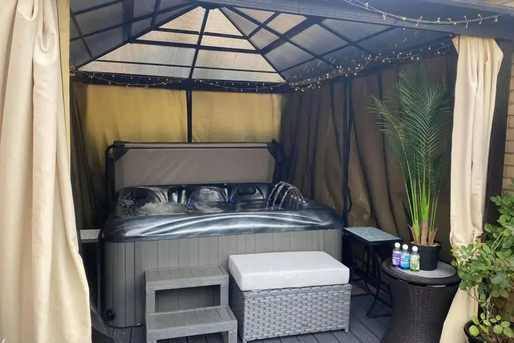 Secret Gem Luxury Hot Tub 1 Bed Garden Flat