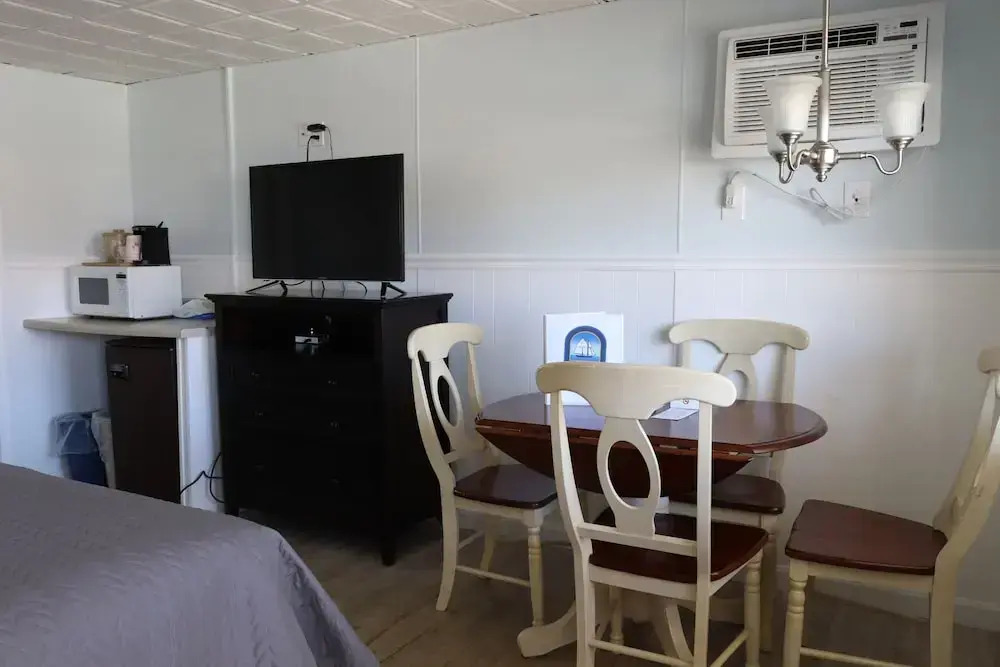 Mainsail Inn & Cottages