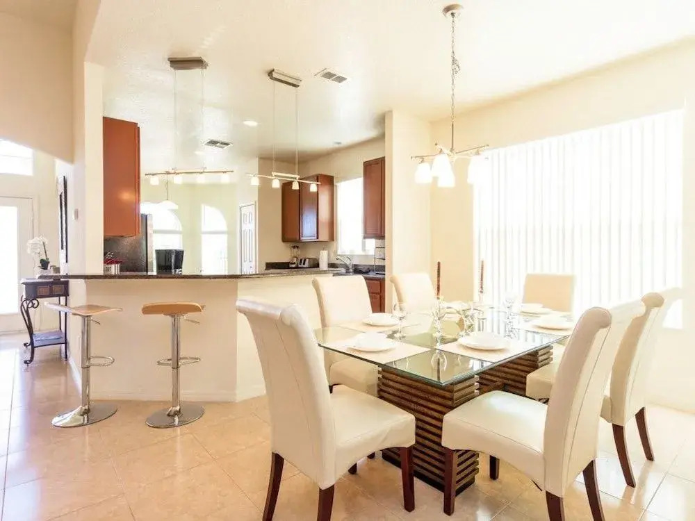 4 Bedrooms Vacation Home by RedAwning