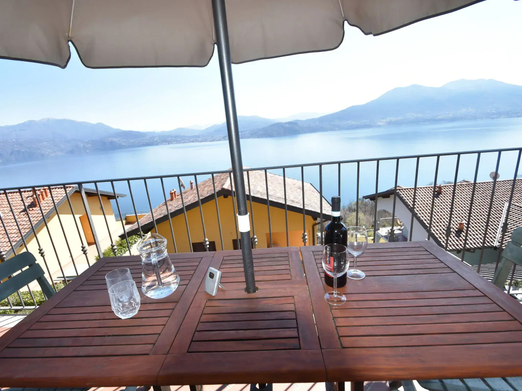 Lakeview apartment in Oggebbio with swimming pool