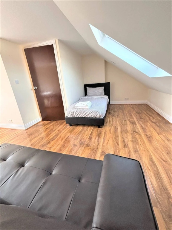 Large & Cozy 5-bed House in a Quiet Dagenham Area