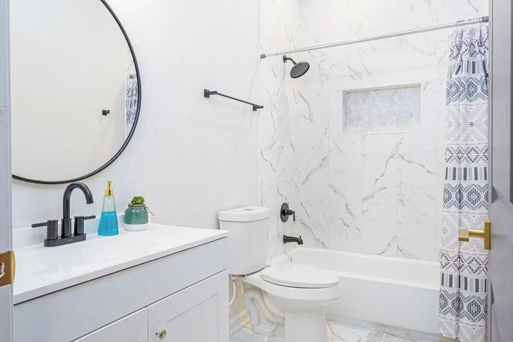 Stunning Elegance 4br/2.5 BA Near Vibrant Downtown