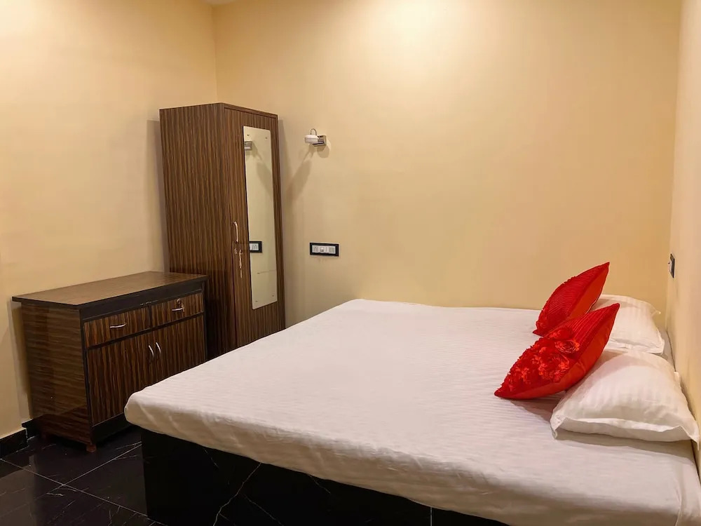 Hotel O Golden Suites