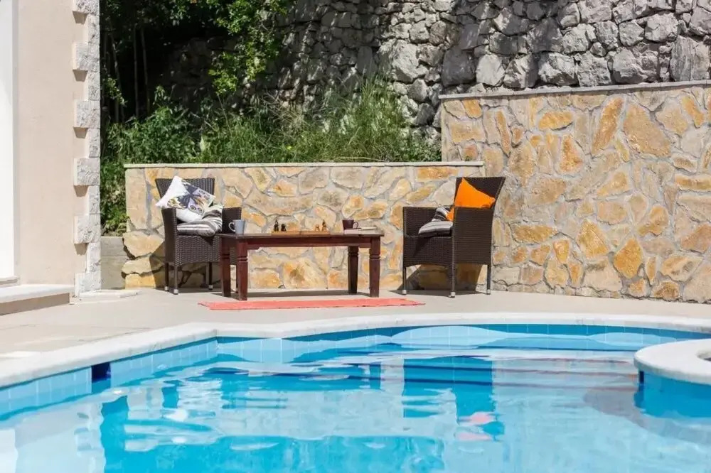 Villa Avoca - Four Bedroom Apartment With Two Balconies and Swimming Pool ID Direct Booker 2124