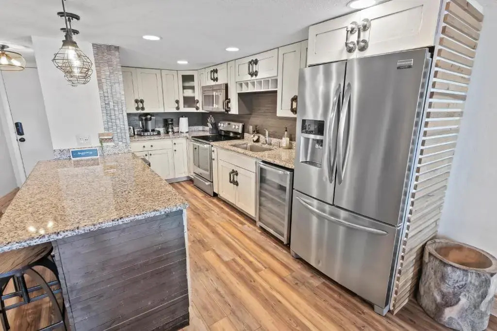 TOWER 2 MASTER SUITEs, 2 KINGS BEDS, MARINA