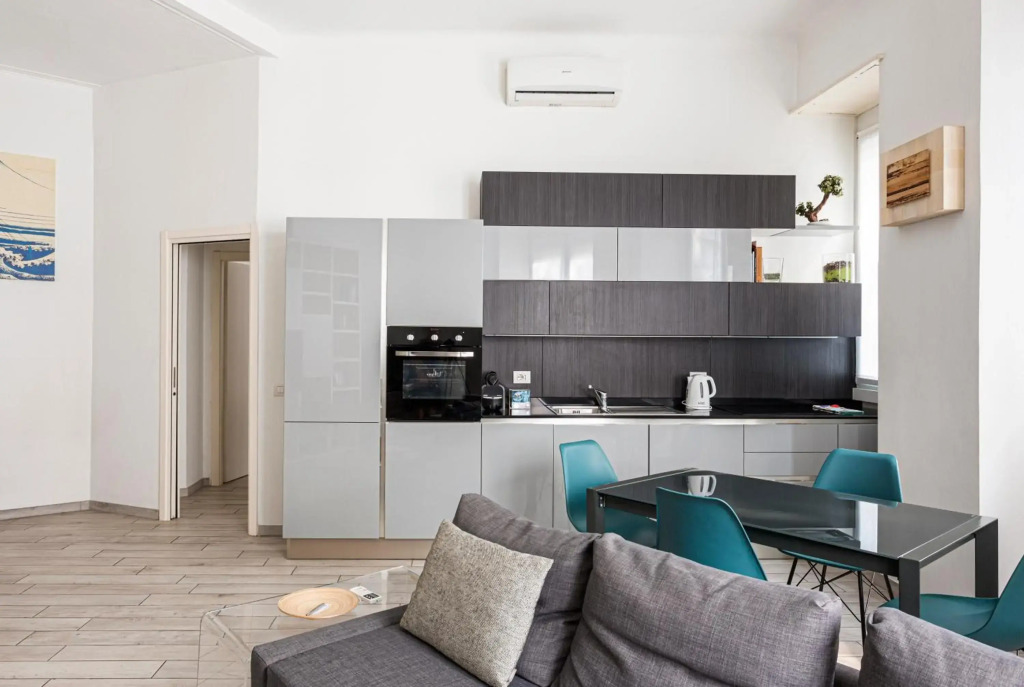 Wide and Bright Apartment next to metro station - Pacini