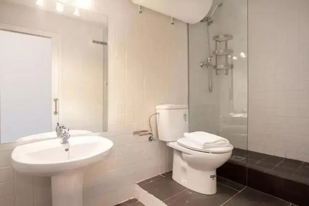 Spacious Apartment for Families Near Park Guell