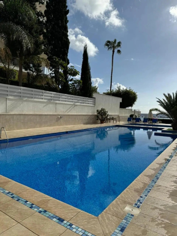 2 bedroom flat by the sea