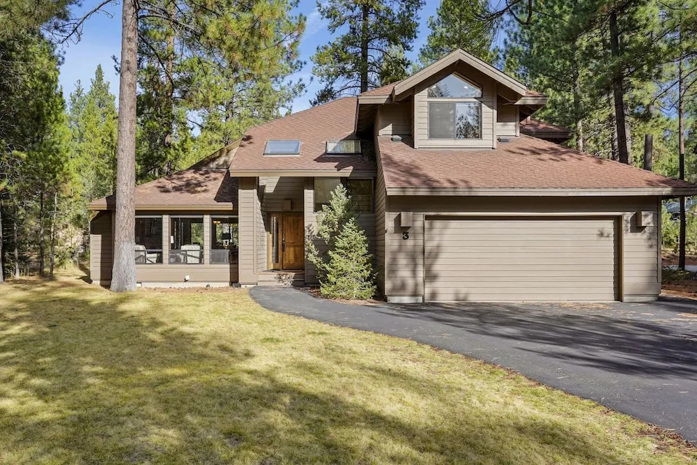 3 Tumalo Home with Wood Burning Stone Fireplace, Hot Tub, and BBQ on the Deck by RedAwning
