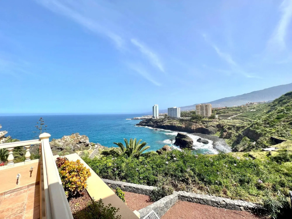 Stunning views beside the beach, apt. with pool