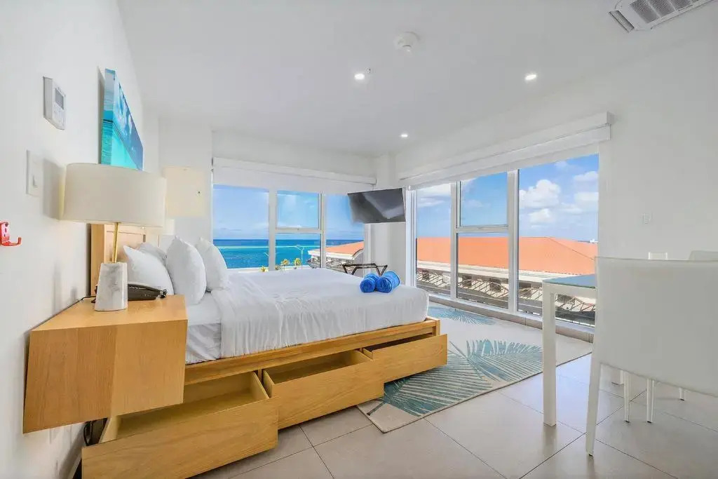 Upscale Studio City and Harbor Views Urban Oasis