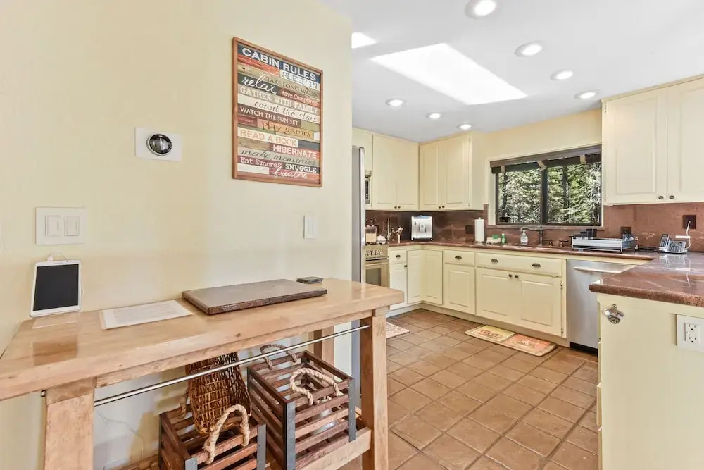 New Listing! Sugar Bear Lodge W/ Hot Tub 4 Bedroom Home