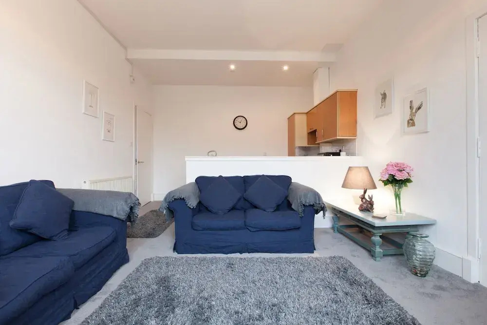 Comfortable 3 Bedroom Top Floor Flat in Old Town