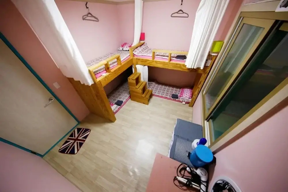 Across the Street Guesthouse - Hostel