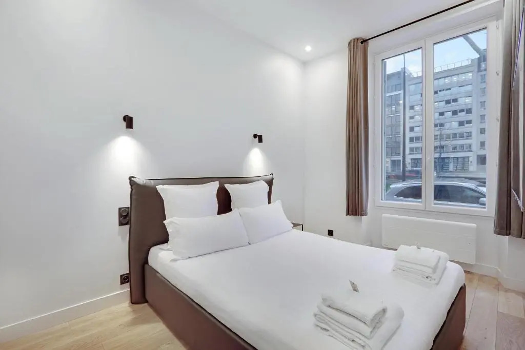 Pick A Flat's Apartment in Neuilly sur Seine - Avenue Charles de Gaulle