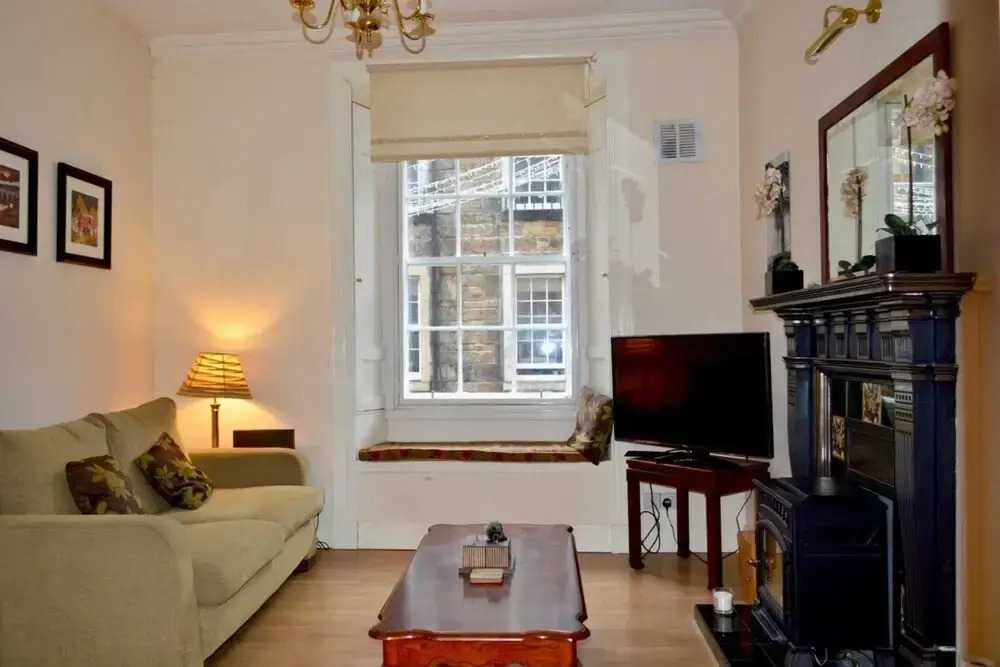 Homely, Comfortable 2 Bed in Historic Rose Street