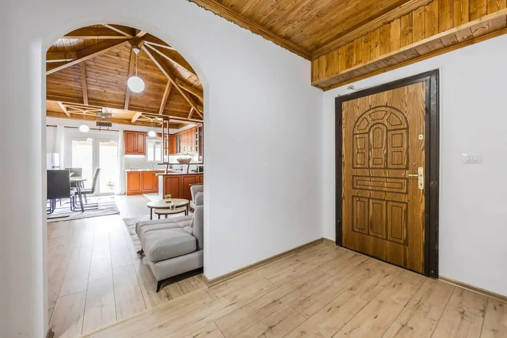 Hillside Apartment Gjirokast r 2BR With Balcony