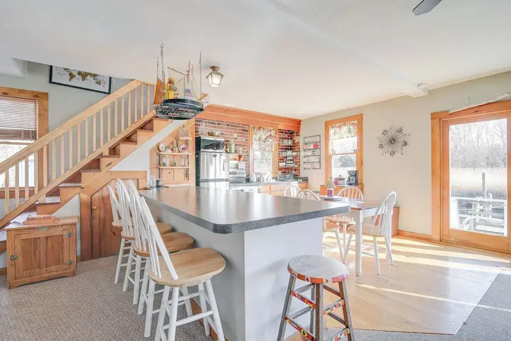 Riverfront Kingston Cottage w/ Deck, 2 Mi to Beach